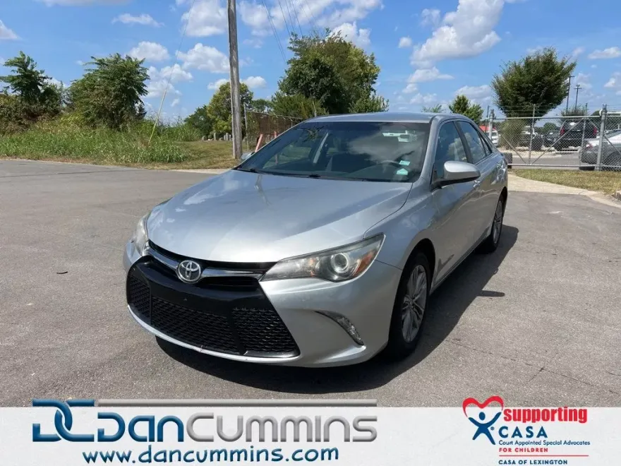 2017 Toyota Camry SE photo 1
