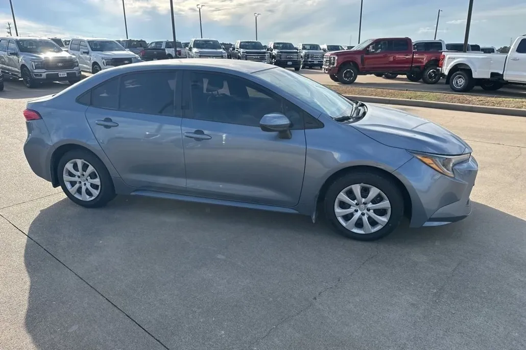 2022 Toyota Corolla LE photo 1
