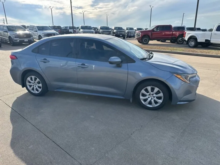 2022 Toyota Corolla LE photo 1