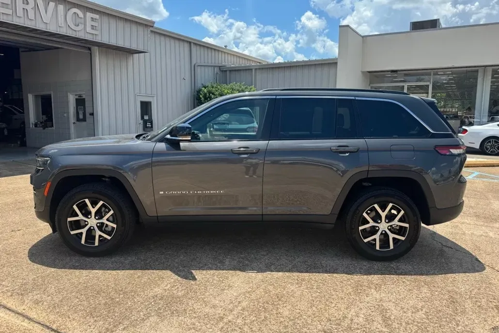 2024 Jeep Grand Cherokee Limited photo 1
