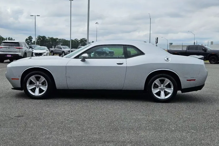2023 Dodge Challenger SXT photo 1