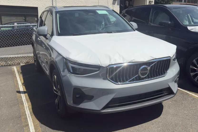 2025 Volvo XC40 photo 1