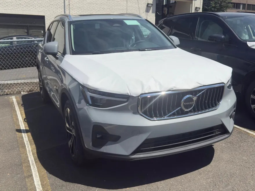 2025 Volvo XC40 photo 1