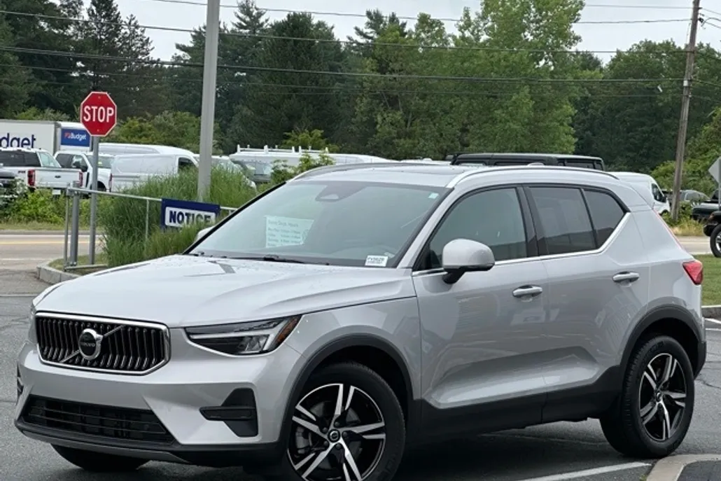 2025 Volvo XC40 Core photo 1