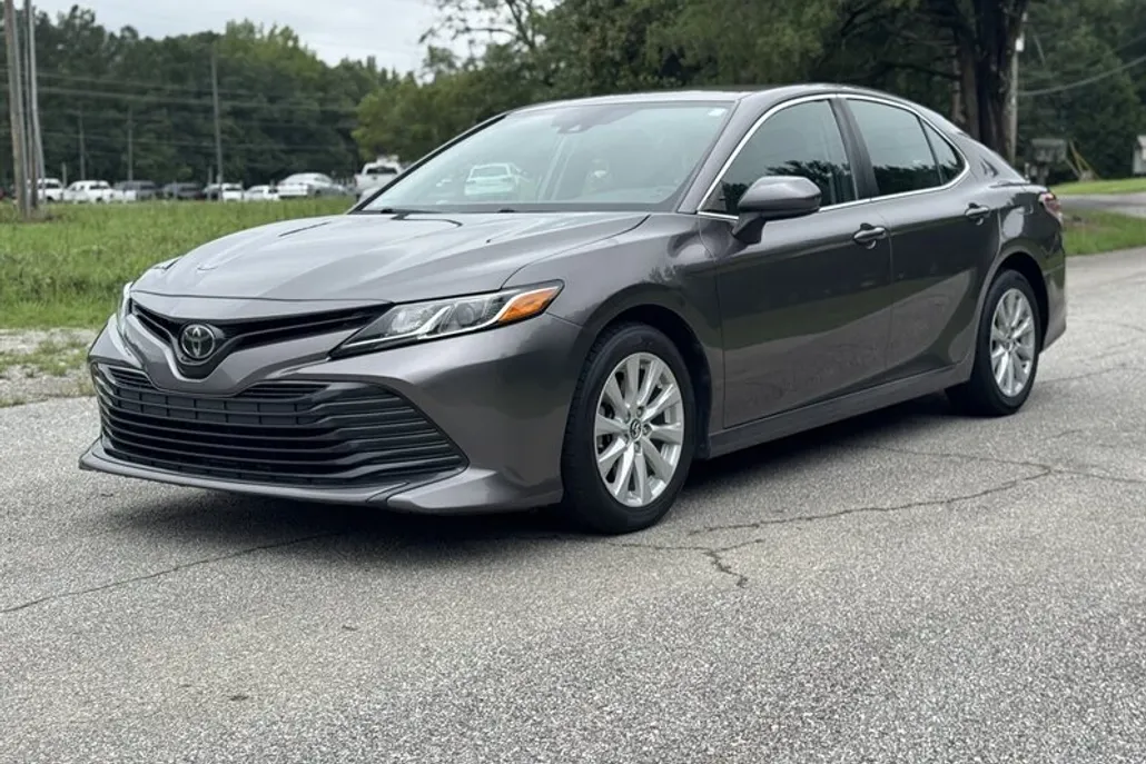 2020 Toyota Camry LE photo 1