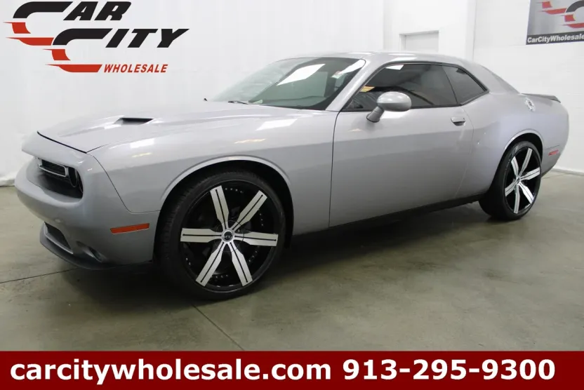 2015 Dodge Challenger SXT photo 1