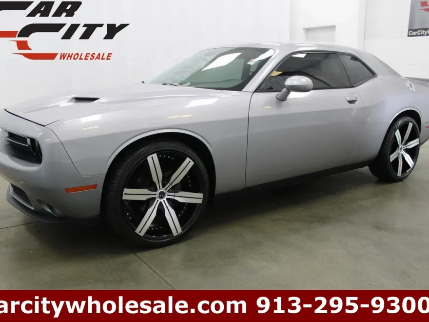 2015 Dodge Challenger SXT photo 1
