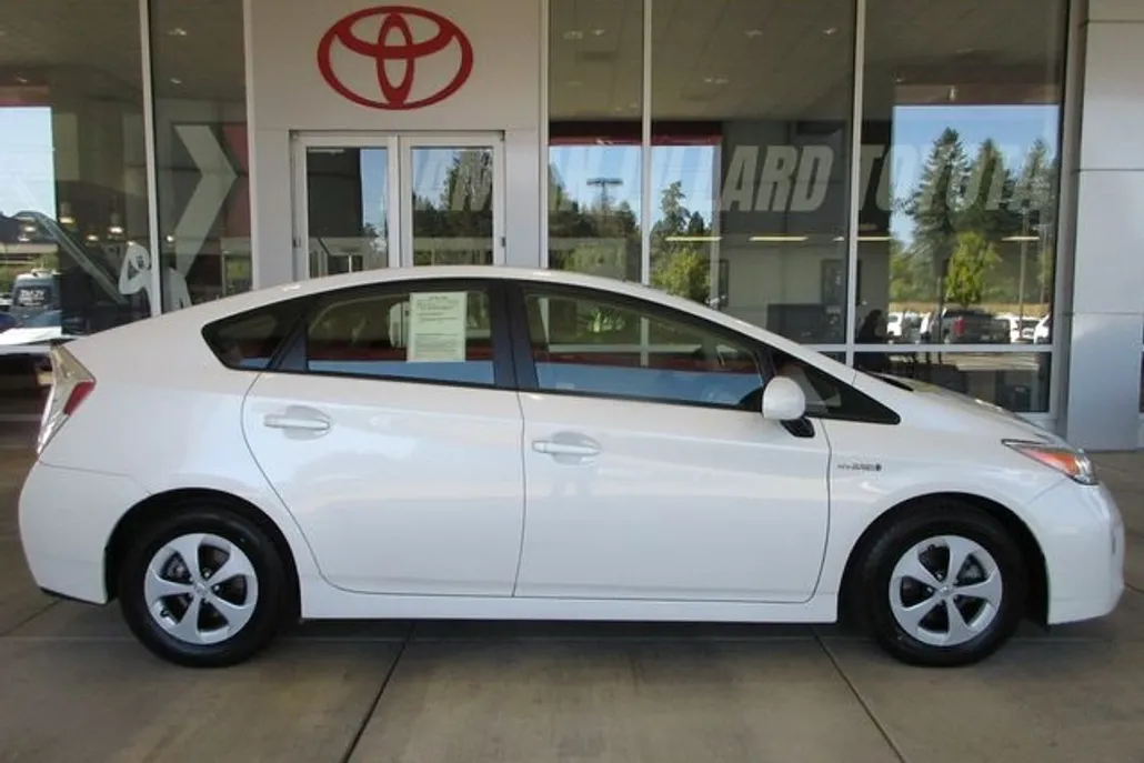 2015 Toyota Prius Four photo 1