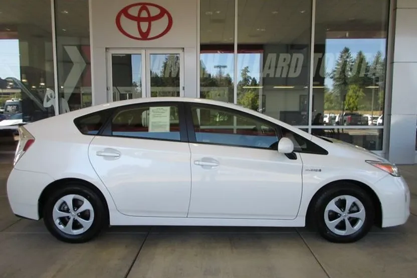 2015 Toyota Prius Four photo 1