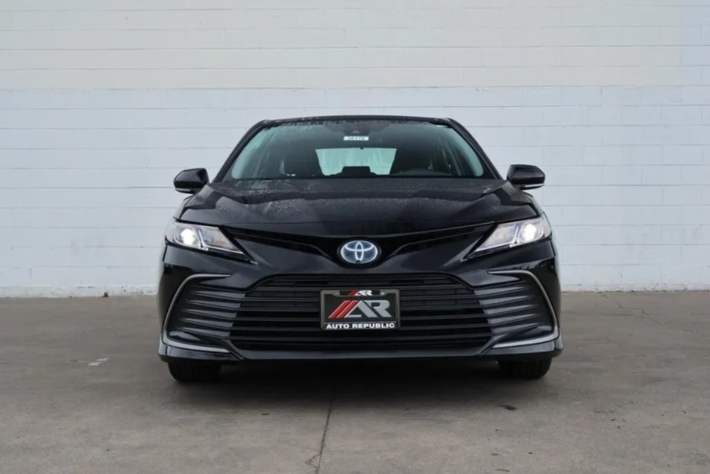 2022 Toyota Camry Hybrid LE photo 1