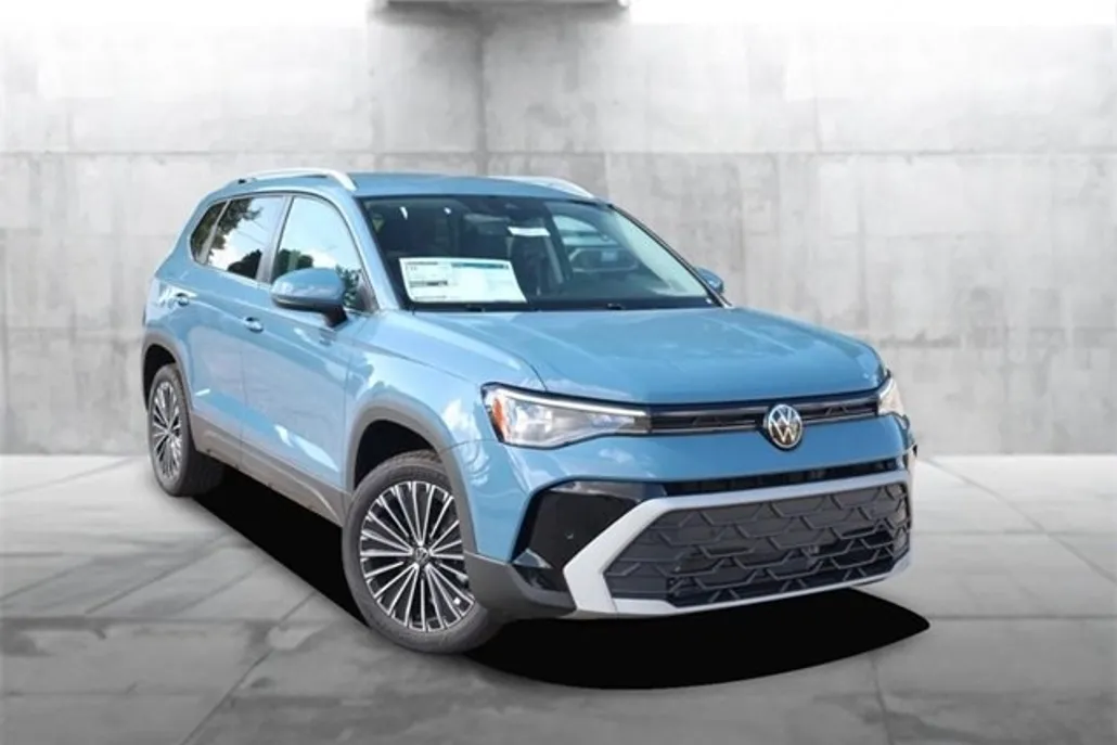 2025 Volkswagen Taos SE photo 1
