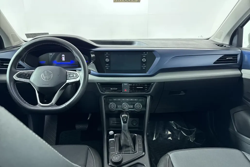 2024 Volkswagen Taos SE photo 1
