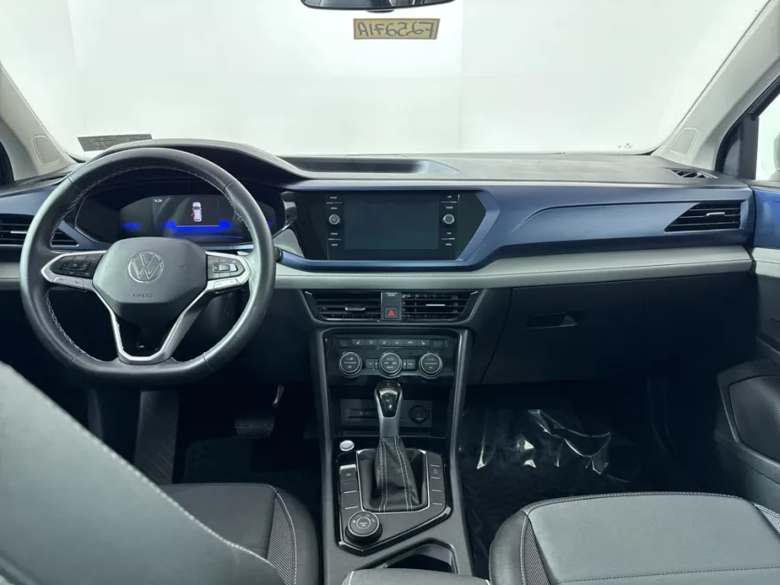 2024 Volkswagen Taos SE photo 1