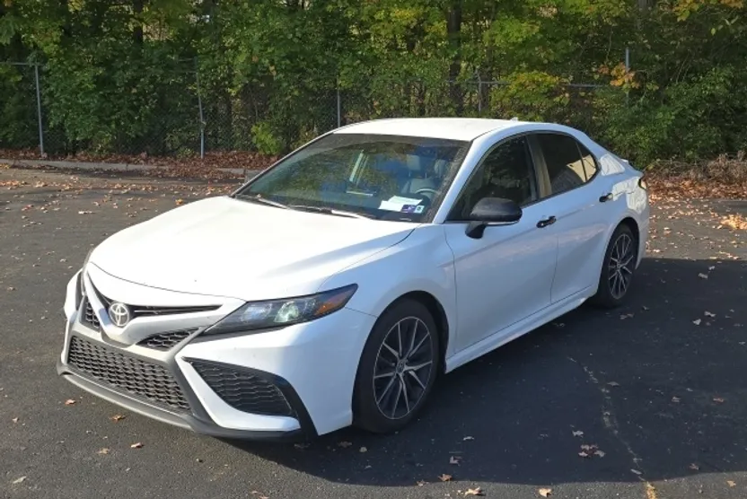 2022 Toyota Camry SE photo 1