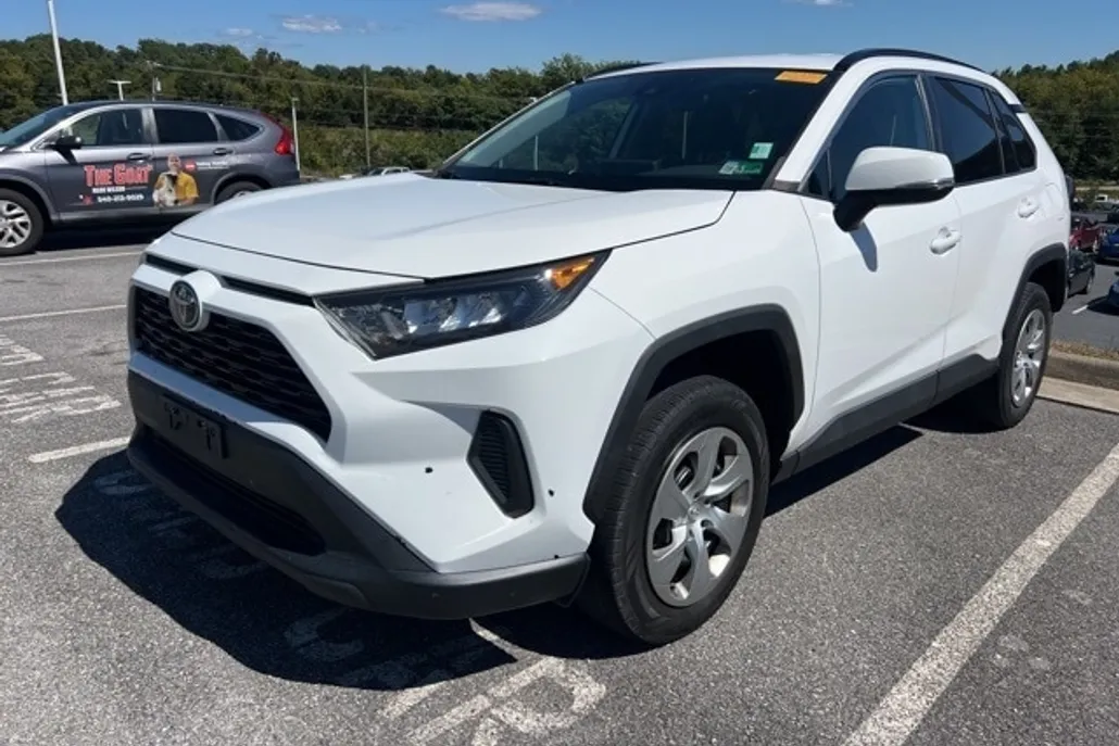 2021 Toyota RAV4 LE photo 1