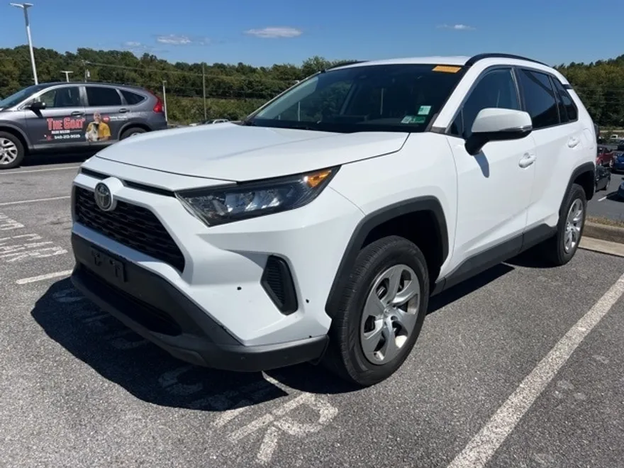 2021 Toyota RAV4 LE photo 1