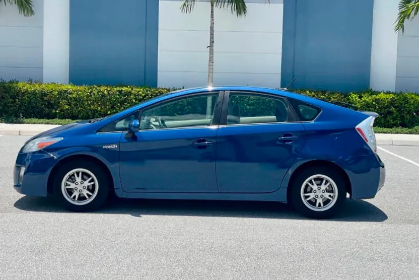 2010 Toyota Prius Two photo 1