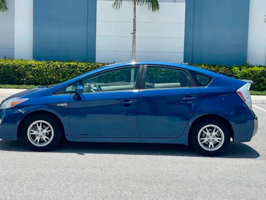 2010 Toyota Prius Two photo 1