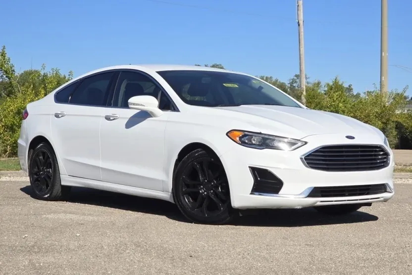 2019 Ford Fusion SEL photo 1