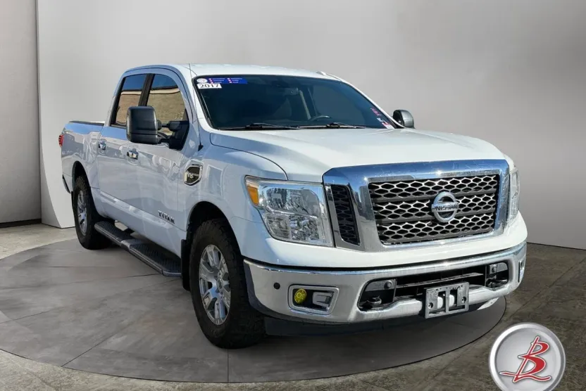 2017 Nissan Titan SV photo 1