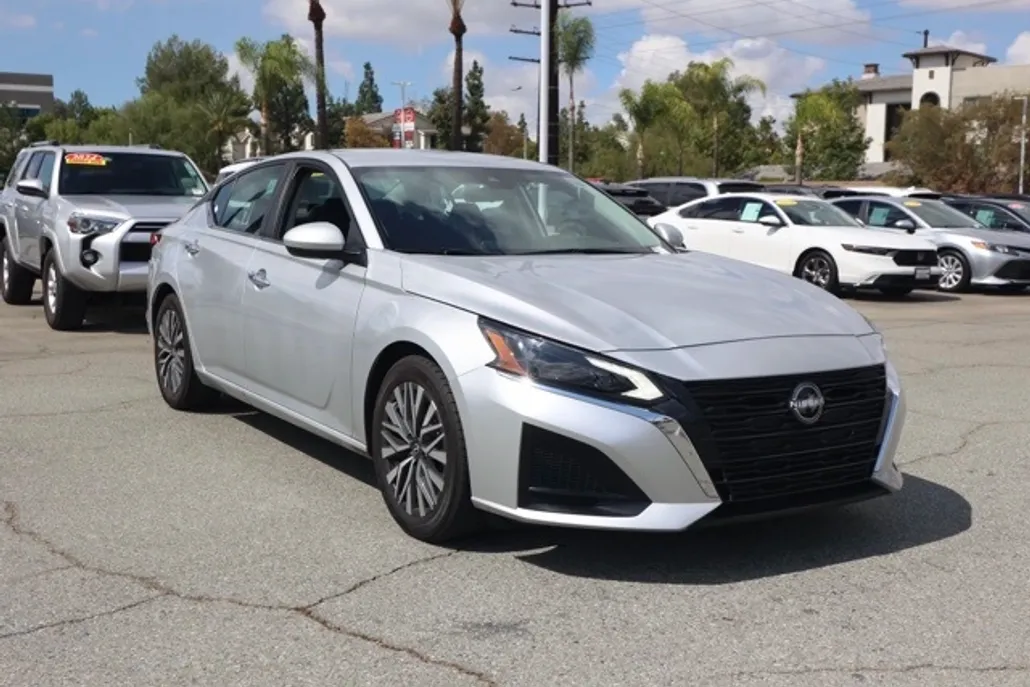 2023 Nissan Altima 2.5 SV photo 1