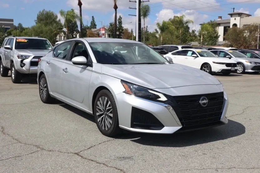 2023 Nissan Altima 2.5 SV photo 1