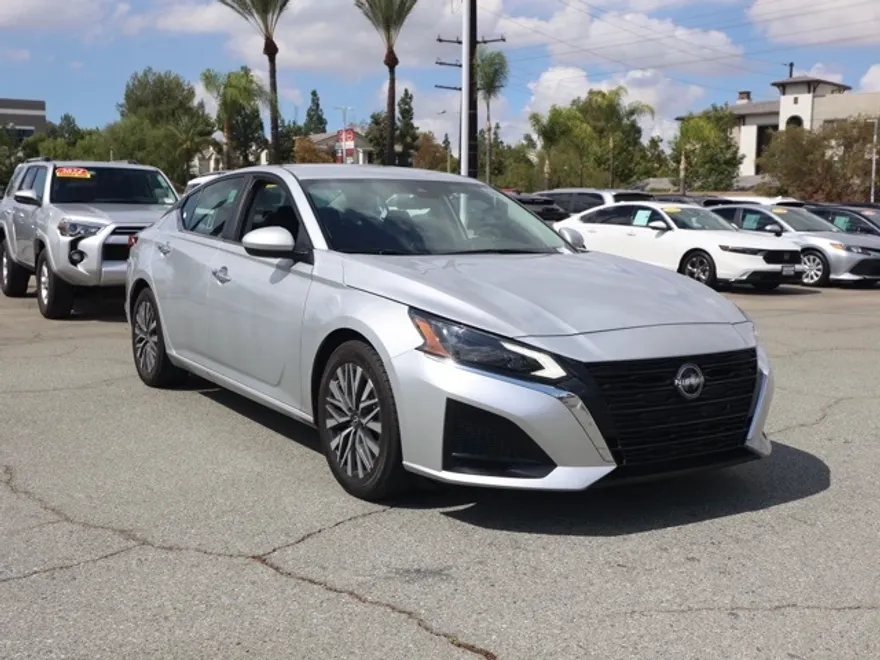2023 Nissan Altima 2.5 SV photo 1