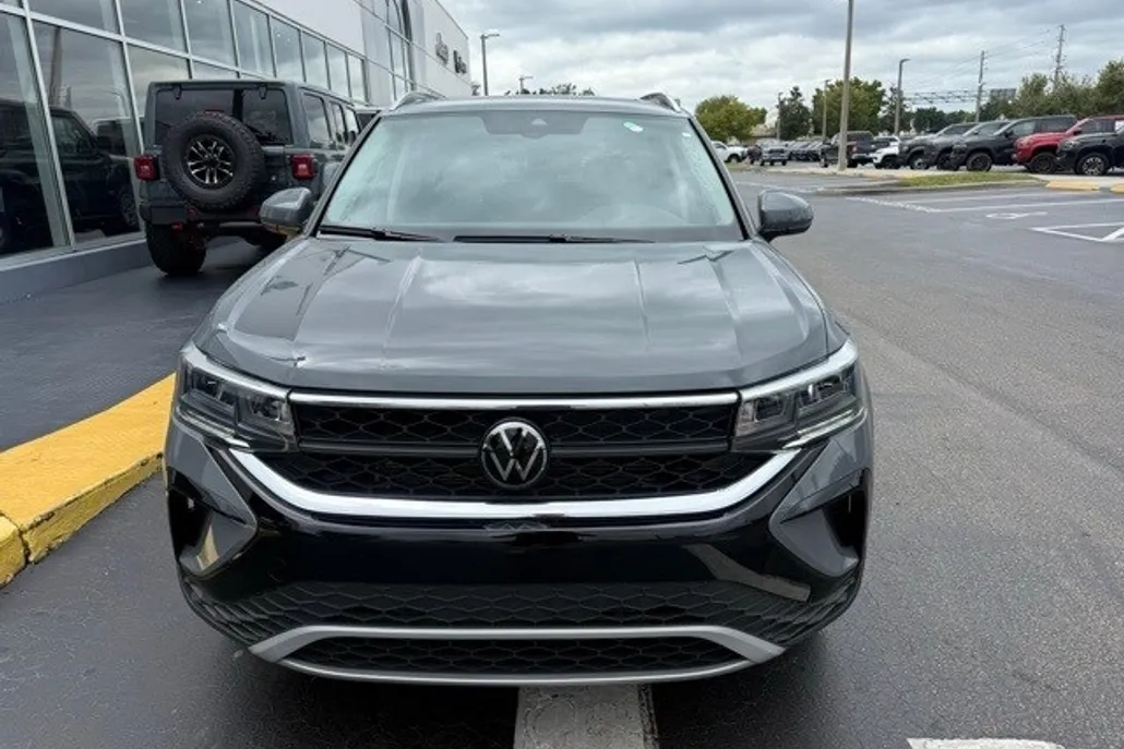 2024 Volkswagen Taos SE photo 1