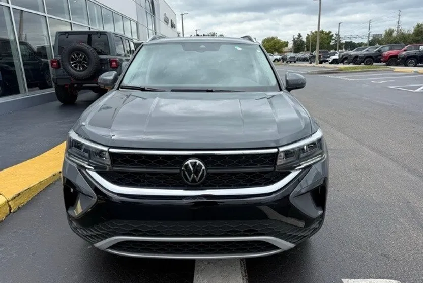 2024 Volkswagen Taos SE photo 1