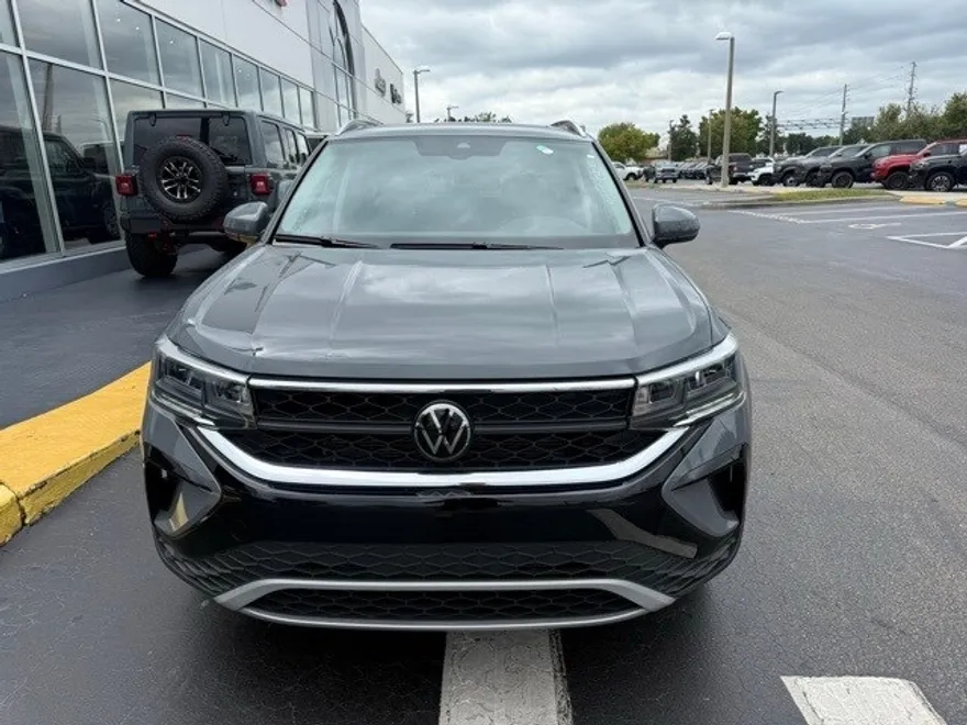 2024 Volkswagen Taos SE photo 1
