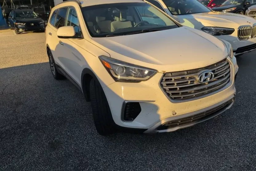 2017 Hyundai Santa Fe SE photo 1