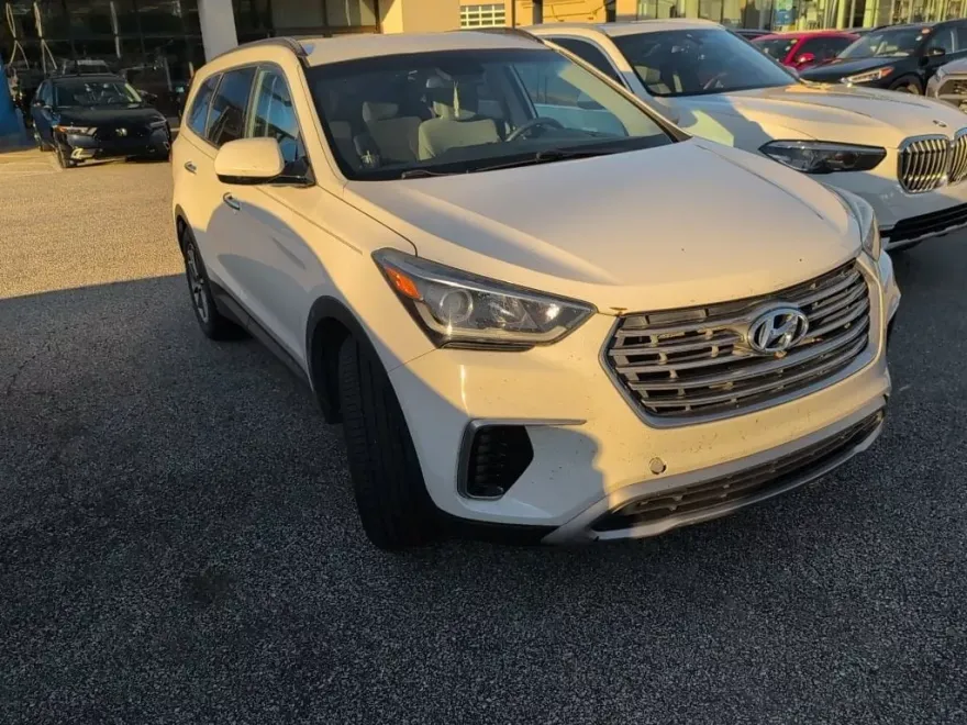 2017 Hyundai Santa Fe SE photo 1