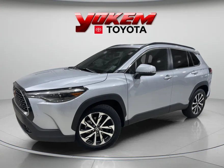 2023 Toyota Corolla Cross XLE photo 1