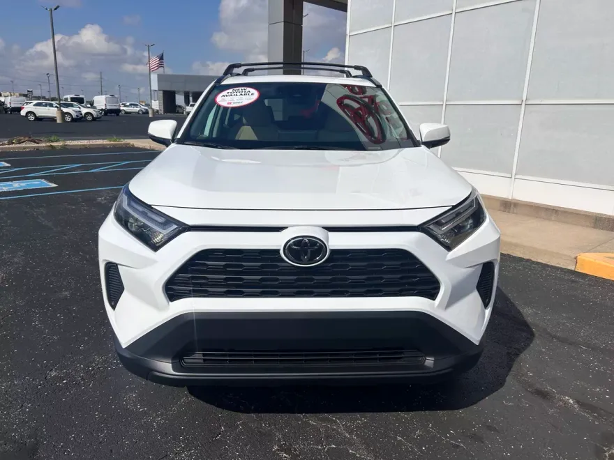 2025 Toyota RAV4 XLE photo 2