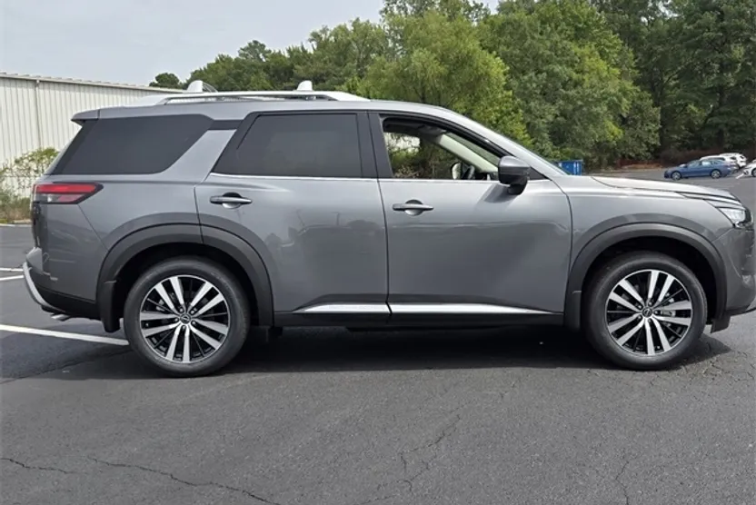 2025 Nissan Pathfinder Platinum photo 1
