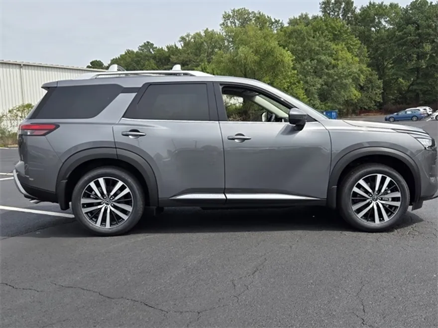 2025 Nissan Pathfinder Platinum photo 1