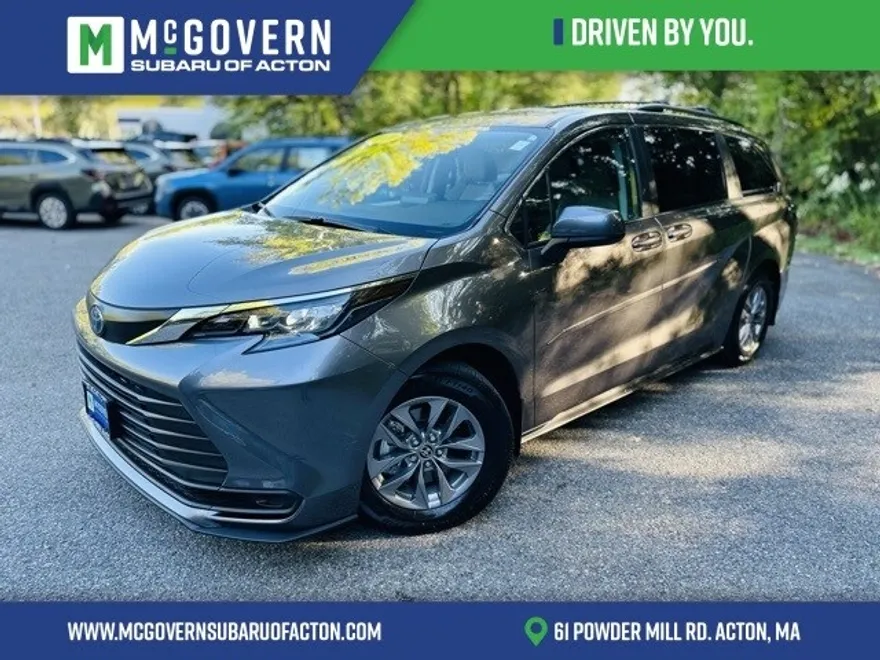 2024 Toyota Sienna LE photo 1