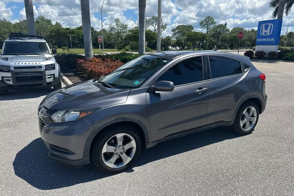 2017 Honda HR-V LX photo 1