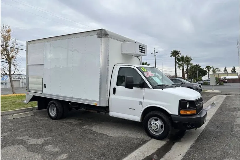 2015 Chevrolet Express Cutaway Van photo 1