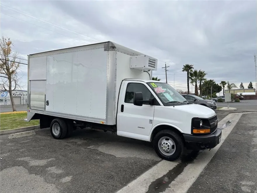 2015 Chevrolet Express Cutaway Van photo 1