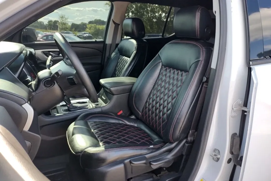2020 Chevrolet Traverse LS photo 1