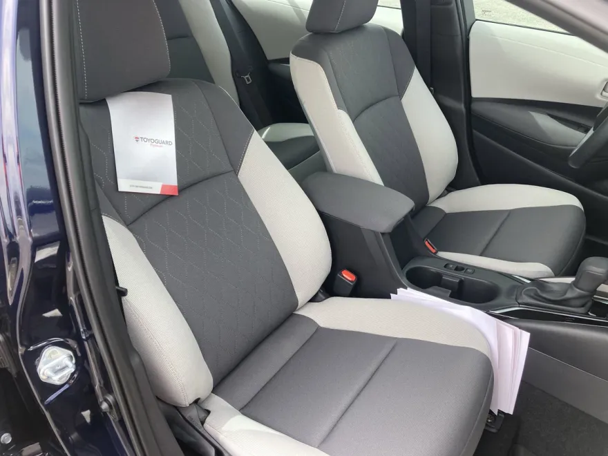 2025 Toyota Corolla LE photo 1