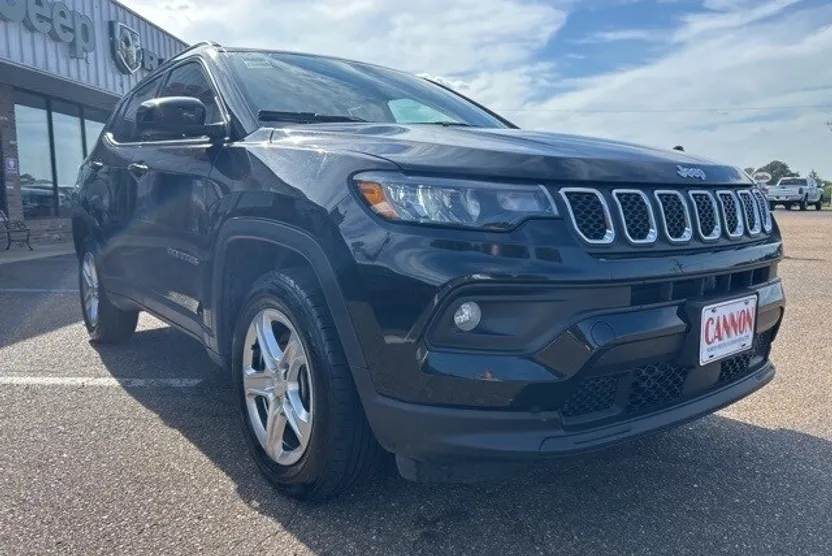2024 Jeep Compass Latitude photo 1