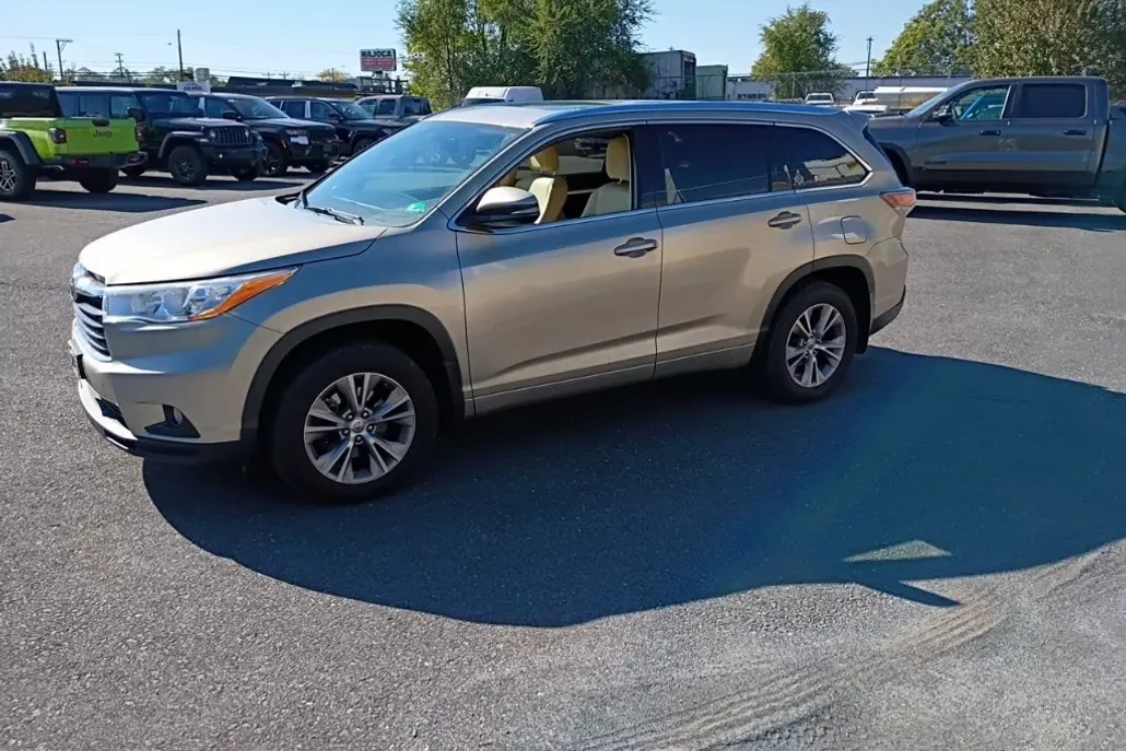 2014 Toyota Highlander LE photo 1