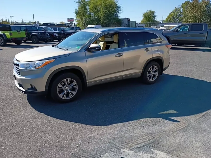 2014 Toyota Highlander LE photo 1