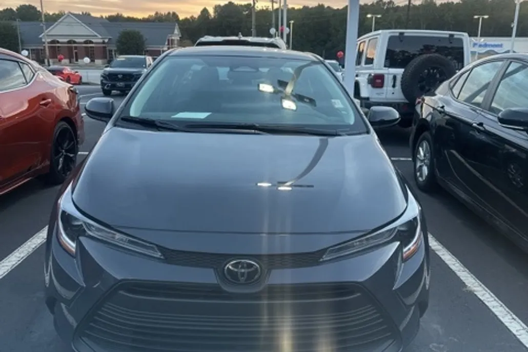 2025 Toyota Corolla LE photo 1