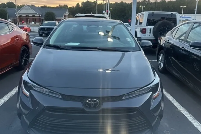 2025 Toyota Corolla LE photo 1