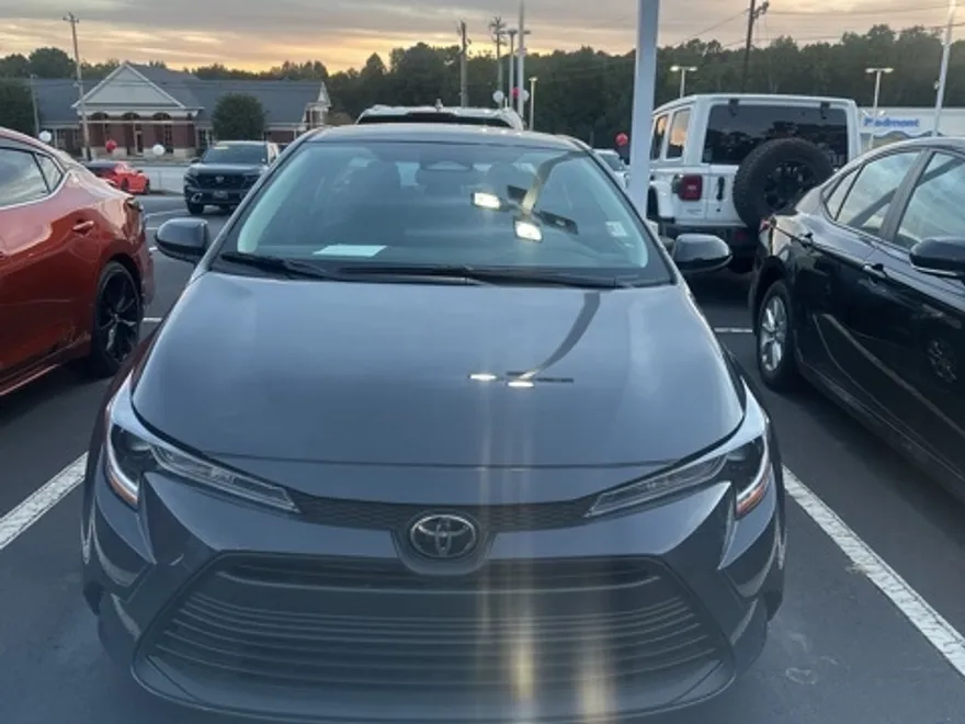 2025 Toyota Corolla LE photo 1