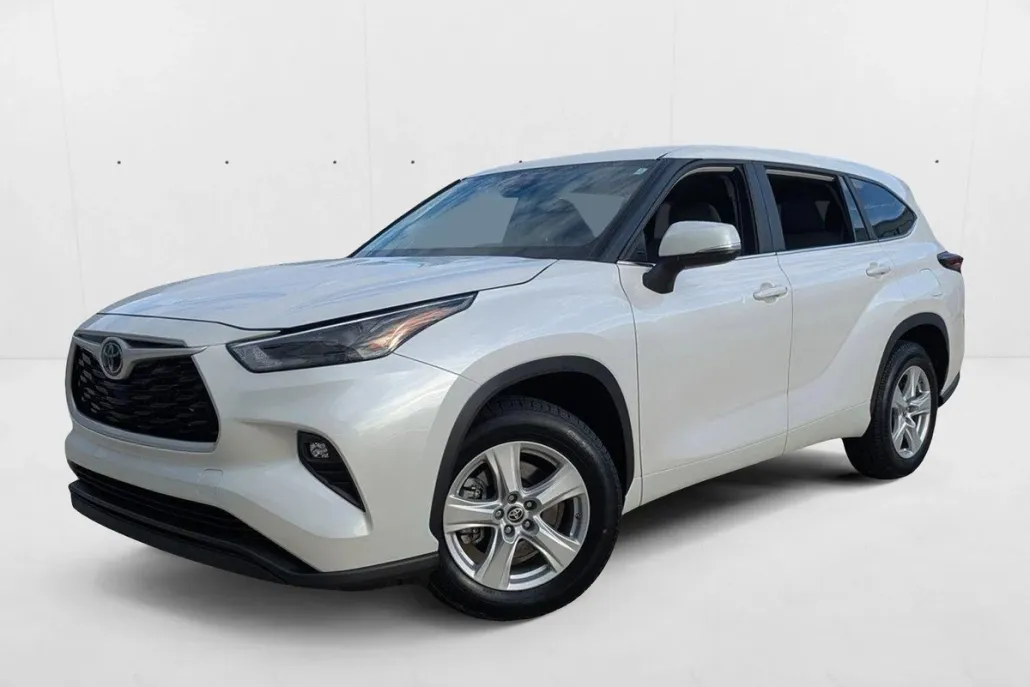 2024 Toyota Highlander LE photo 1