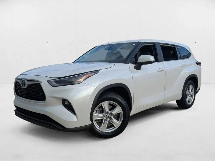 2024 Toyota Highlander LE photo 1